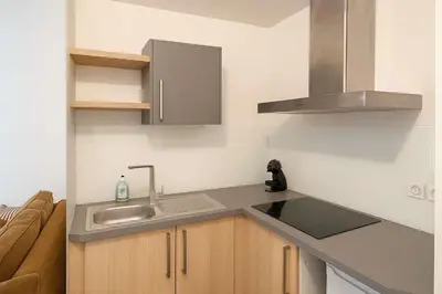 Cuisine ou kitchenette dans l'établissement Courbevoie Studio terrasse situe pres de Paris