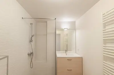 Salle de bains dans l'établissement Courbevoie Studio terrasse situe pres de Paris