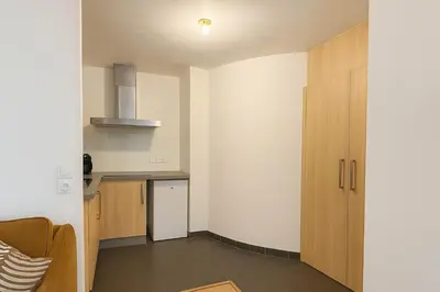Cuisine ou kitchenette dans l'établissement Courbevoie Studio terrasse situe pres de Paris