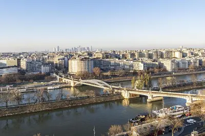 Vue générale sur Paris ou vue de la ville depuis l'appartement