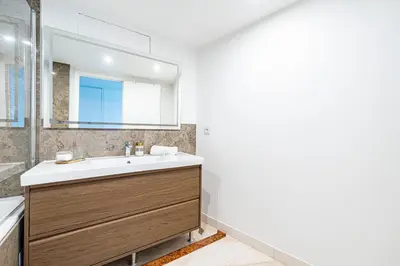 Salle de bains dans l'établissement Tour Eiffel vues panoramiques & Seine Sejour luxe 2 chambres