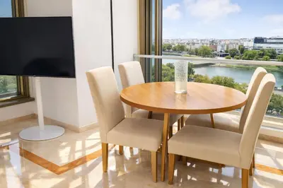 Télévision ou salle de divertissement dans l'établissement Tour Eiffel vues panoramiques & Seine Sejour luxe 2 chambres