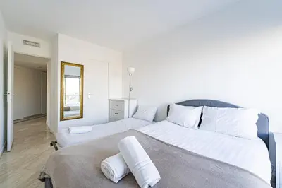 Un ou plusieurs lits dans un hébergement de l'établissement Tour Eiffel vues panoramiques & Seine Sejour luxe 2 chambres