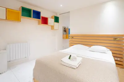 Un ou plusieurs lits dans un hébergement de l'établissement Charmant appartement centre Paris 2 - 2P