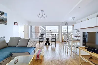 Télévision ou salle de divertissement dans l'établissement Appartement familial et lumineux proche Nation