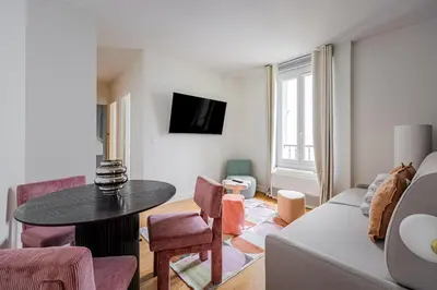 Télévision ou salle de divertissement dans l'établissement #4people#1Bedroom#ChampsElysées#AC