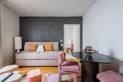 Coin salon dans l'établissement #4people#1Bedroom#ChampsElysées#AC