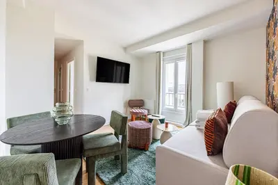 Télévision ou salle de divertissement dans l'établissement # 4people # 1Bedroom # ChampsElysées # AC