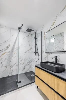 Salle de bains dans l'établissement # 4people # 1Bedroom # ChampsElysées # AC