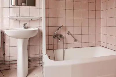 Salle de bains dans l'établissement Hôtel de la Comète
