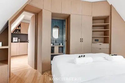 Un ou plusieurs lits dans un hébergement de l'établissement Luxe sous les toits de Paris avec vue Tour Eiffel