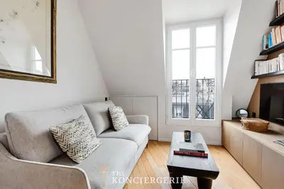 Télévision ou salle de divertissement dans l'établissement Luxe sous les toits de Paris avec vue Tour Eiffel