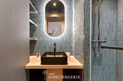 Salle de bains dans l'établissement Luxe sous les toits de Paris avec vue Tour Eiffel