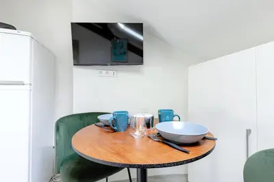 Télévision ou salle de divertissement dans l'établissement Studio cosy aux portes de Paris Neuilly-sur-Seine