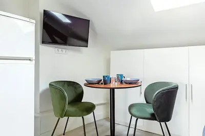 Télévision ou salle de divertissement dans l'établissement Studio cosy aux portes de Paris Neuilly-sur-Seine