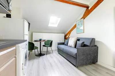 Coin salon dans l'établissement Studio cosy aux portes de Paris Neuilly-sur-Seine
