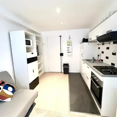 Bright 1 bedroom first floor near Republique Paris 10