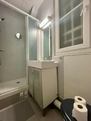 Salle de bains dans l'établissement Parc Montsouris Paris