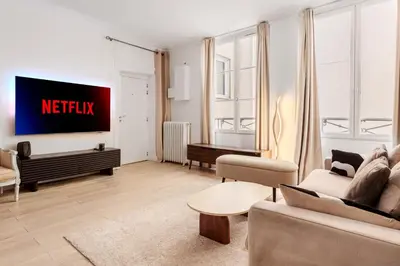 Télévision ou salle de divertissement dans l'établissement Apartment for 6 Saint-Honore