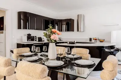 Cuisine ou kitchenette dans l'établissement Apartment for 6 Saint-Honore
