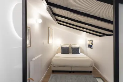 Un ou plusieurs lits dans un hébergement de l'établissement Stylish 1BR Loft near Montparnasse