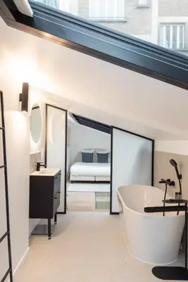 Un ou plusieurs lits dans un hébergement de l'établissement Stylish 1BR Loft near Montparnasse