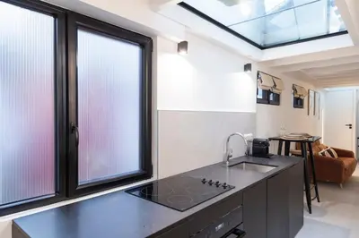 Cuisine ou kitchenette dans l'établissement Stylish 1BR Loft near Montparnasse