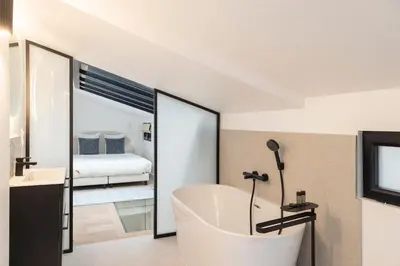 Un ou plusieurs lits dans un hébergement de l'établissement Stylish 1BR Loft near Montparnasse