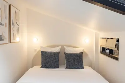 Un ou plusieurs lits dans un hébergement de l'établissement Stylish 1BR Loft near Montparnasse