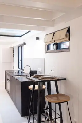 Cuisine ou kitchenette dans l'établissement Stylish 1BR Loft near Montparnasse