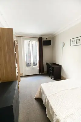 Un ou plusieurs lits dans un hébergement de l'établissement Au Fleuri hotel