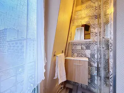 Salle de bains dans l'établissement Au Fleuri hotel