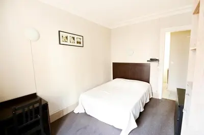 Un ou plusieurs lits dans un hébergement de l'établissement Au Fleuri hotel