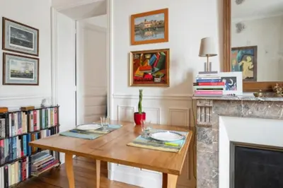Bibliothèque dans l'appartement