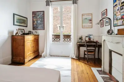 Un ou plusieurs lits dans un hébergement de l'établissement Appartement lumineux avec balcon au cœur de Paris