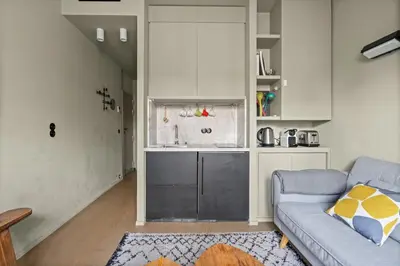 Cuisine ou kitchenette dans l'établissement The Poly Loft