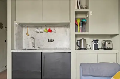 Cuisine ou kitchenette dans l'établissement The Poly Loft