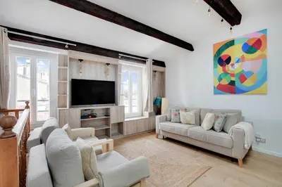 Télévision ou salle de divertissement dans l'établissement Stunning Duplex 1BR- 4P - Notre-Dame Cathedral