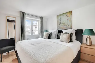 Un ou plusieurs lits dans un hébergement de l'établissement Stunning Duplex 1BR- 4P - Notre-Dame Cathedral