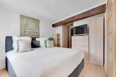 Un ou plusieurs lits dans un hébergement de l'établissement Stunning Duplex 1BR- 4P - Notre-Dame Cathedral