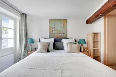 Un ou plusieurs lits dans un hébergement de l'établissement Stunning Duplex 1BR- 4P - Notre-Dame Cathedral