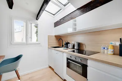 Cuisine ou kitchenette dans l'établissement Stunning Duplex 1BR- 4P - Notre-Dame Cathedral