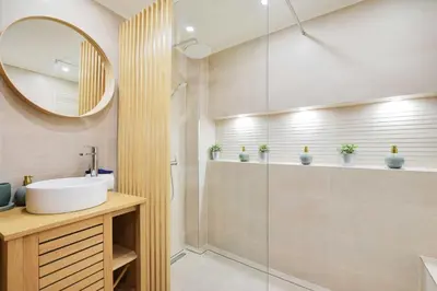 Salle de bains dans l'établissement Stunning Duplex 1BR- 4P - Notre-Dame Cathedral