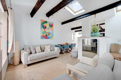 Coin salon dans l'établissement Stunning Duplex 1BR- 4P - Notre-Dame Cathedral