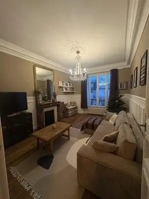 Télévision ou salle de divertissement dans l'établissement Authentic Parisian apartment 12th arrondissement