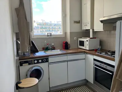 Cuisine ou kitchenette dans l'établissement Authentic Parisian apartment 12th arrondissement