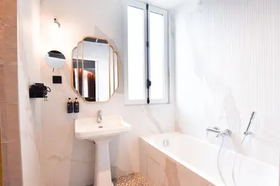 Salle de bains dans l'établissement Hôtel BOHEM, Sacré-Cœur