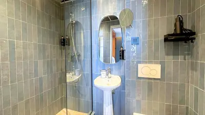 Salle de bains dans l'établissement Hôtel BOHEM, Sacré-Cœur