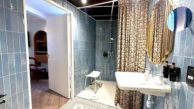 Salle de bains dans l'établissement Hôtel BOHEM, Sacré-Cœur