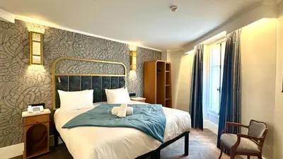 Un ou plusieurs lits dans un hébergement de l'établissement Hôtel BOHEM, Sacré-Cœur